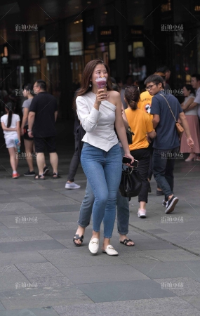 超紧身蓝牛性感美女