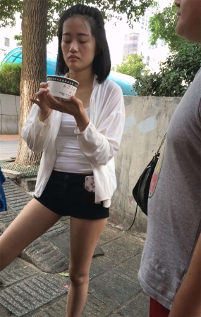 吃小吃的美女