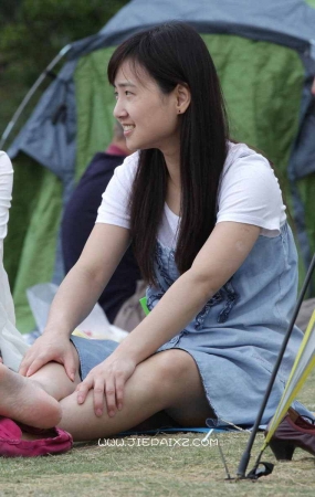长相稚气未脱，双脚干净无瑕