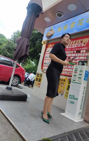 偶遇极品黑色紧身绿色高跟人妻