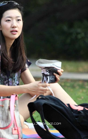 街拍性感美腿漂亮女孩
