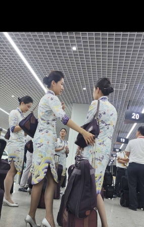 4K视频海航海天祥云制服空姐灰细高跟太美了 2P