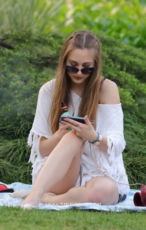 街拍高颜值船袜金发妹子