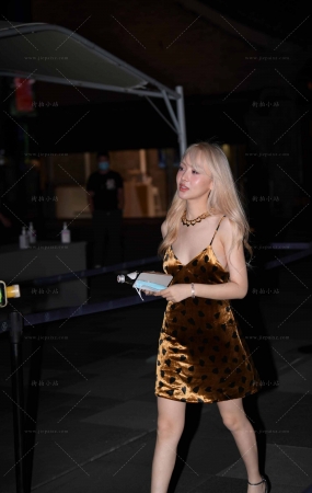 夜拍白皙性感吊带裙美女