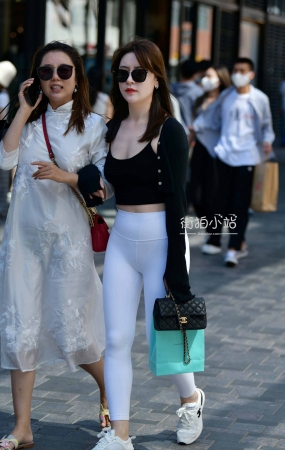 &街拍白色紧身裤美眉&
