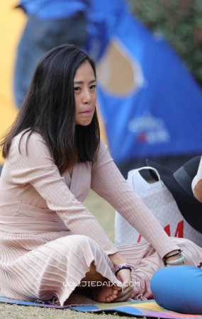街拍长裙高冷型女子