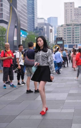 街拍红色高跟鞋美眉