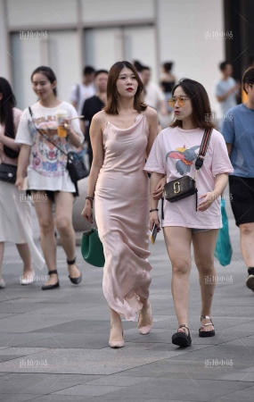 街拍性感露背长裙美女