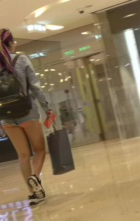 性感月牙臀热裤美女乘电梯