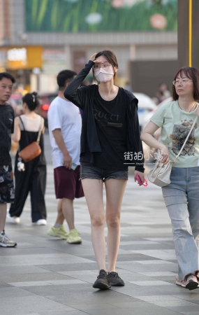 街拍热裤苗条眼镜妹~