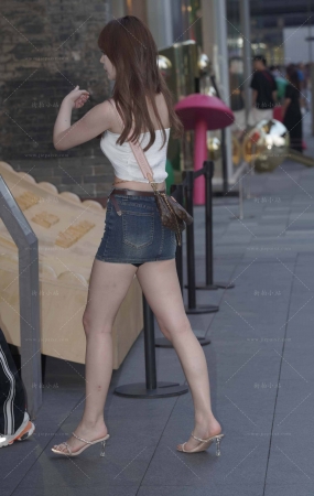 夜拍美腿牛仔短裙美女