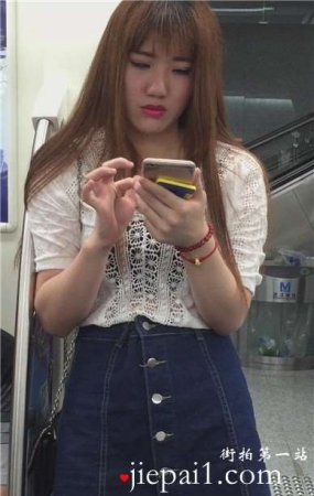 地铁偶遇大红唇美女，超文静甜美。