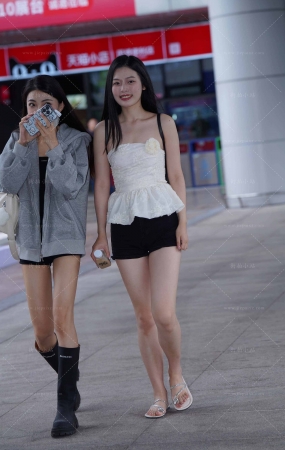 偶遇美白腿小妹