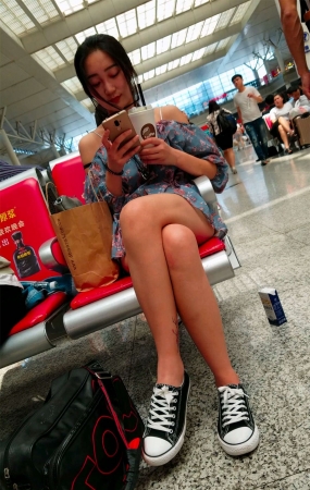 火车站候车的花连衣短裙极品白腿妹子