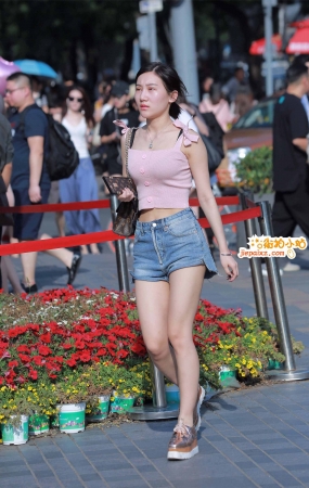 街拍粉色短衣热裤靓女