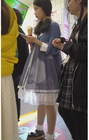 吃冰淇淋的小美女