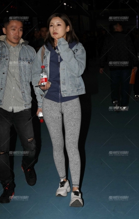 性感大长腿紧身裤美女