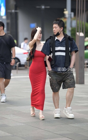 街拍红色长裙女友