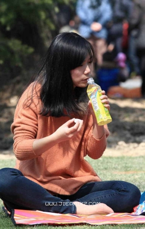 非常含蓄的短袜街拍妹子