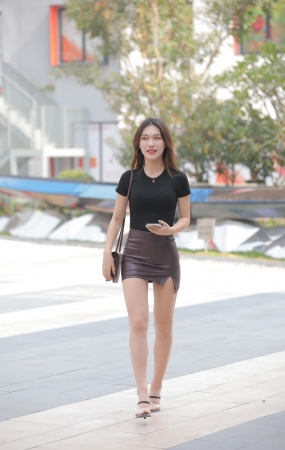 褐色皮短裙丝袜美女