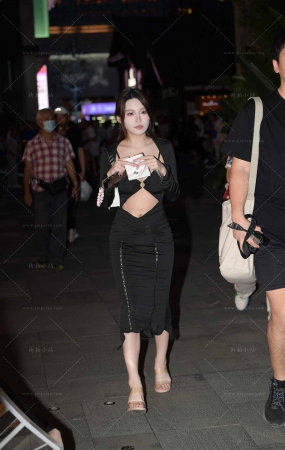 黑色长裙豪放美女