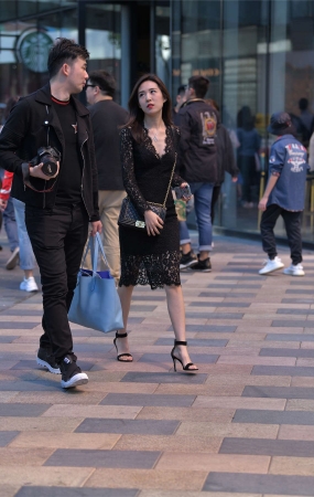 红石街拍作品 - 镂空长裙性感漂亮少妇