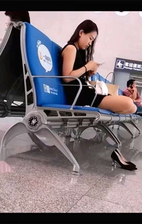 候车室的漂亮美女