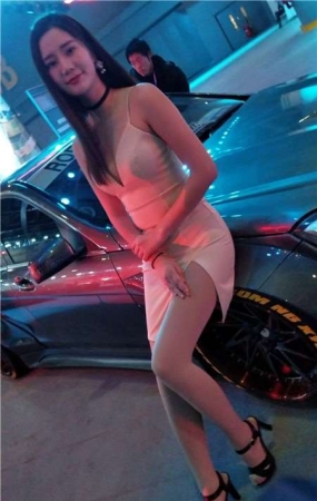 4k-甜美笑容的大长腿美女性感车模