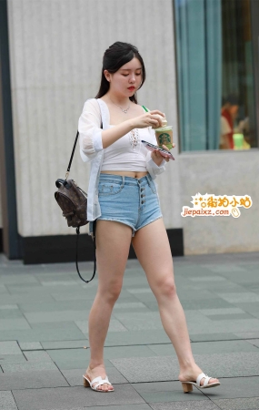 街拍脸蛋有点肉嘟嘟的热裤女生