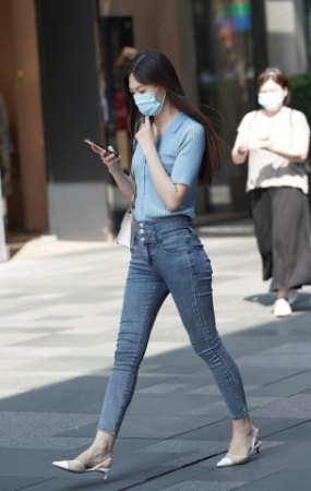 紧身牛仔裤 彰显好身材