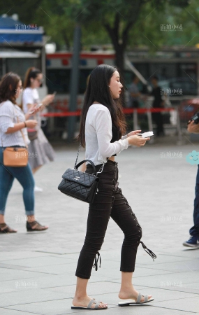 黑色长裤妹子