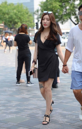 街拍高颜值黑色短裙美女