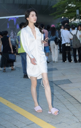 白裙肤白貌美御姐