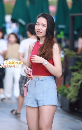 街拍热裤女孩