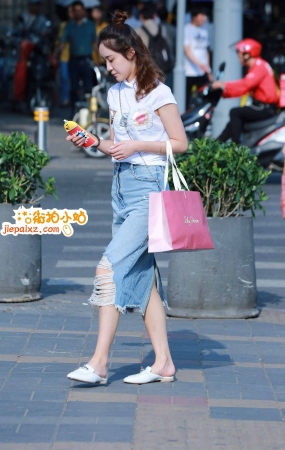 气质牛仔裤街拍美女