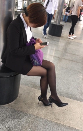 街拍黑丝黑高MM