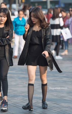 街拍黑色短裙美女