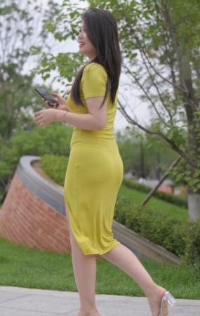 黄色长裙美女