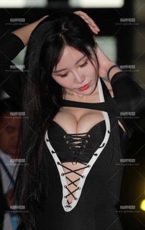 低胸包臀裙车模3-111+视频
