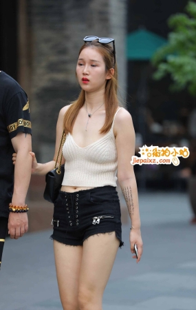 小吊带低胸，真够低的了