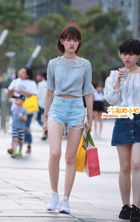 年轻的青春小妹，要是有点笑容就完美了。