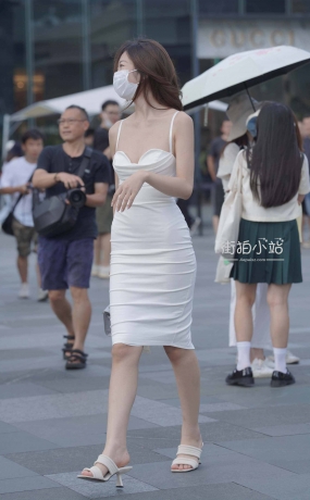 街拍吊带白裙美女