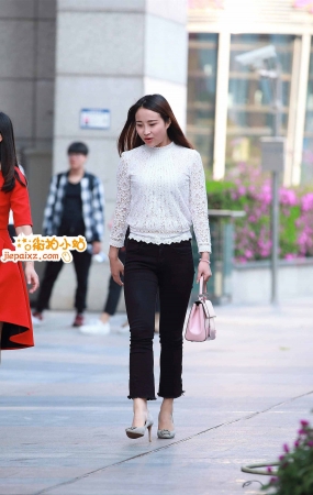 街拍黑色紧身裤美眉