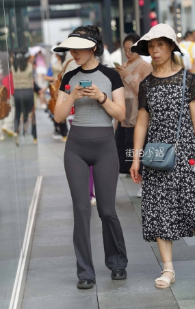 你喜欢这样的长裤女生吗？