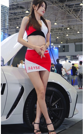 红色包臀裙美女