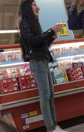 逛超市的紧身灰牛漂亮小姐姐
