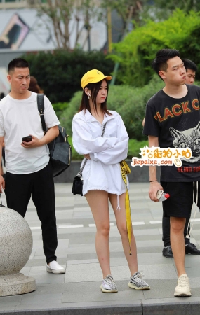 清秀的超短裤小妹