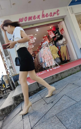 跟拍短发人妻高跟人妻