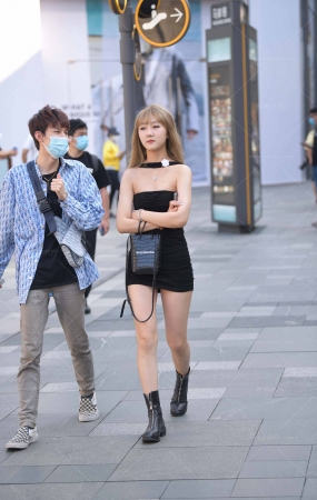 街拍黑色抹胸超短裙小妹