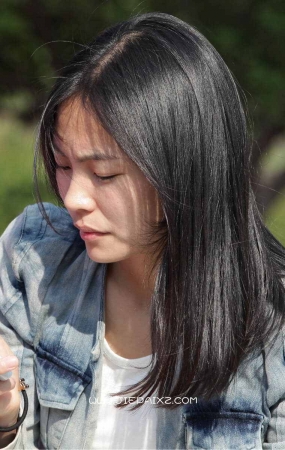 街拍白裤姐妹长椅上闲聊